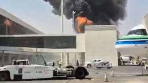 Dieses Bild aus einem Video, das von AP beschafft und überprüft wurde, zeigt dichten schwarzen Rauch und Flammen, die bei einem Brand am King-Khalid-Flughafen in Riad aufsteigen. 