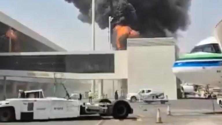 Dieses Bild aus einem Video, das von AP beschafft und überprüft wurde, zeigt dichten schwarzen Rauch und Flammen, die bei einem Brand am King-Khalid-Flughafen in Riad aufsteigen. Dieses Bild aus einem Video, das von AP beschafft und überprüft wurde, zeigt dichten schwarzen Rauch und Flammen, die bei einem Brand am King-Khalid-Flughafen in Riad aufsteigen.