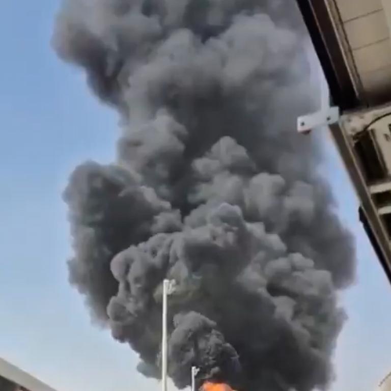 Dieses Bild aus einem Video, das von AP beschafft und überprüft wurde, zeigt dichten schwarzen Rauch und Flammen, die bei einem Brand am King-Khalid-Flughafen in Riad aufsteigen. 
