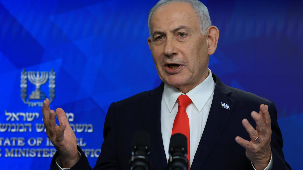 Israels Regierungschef Benjamin Netanjahu gestikuliert mit beiden Händen.