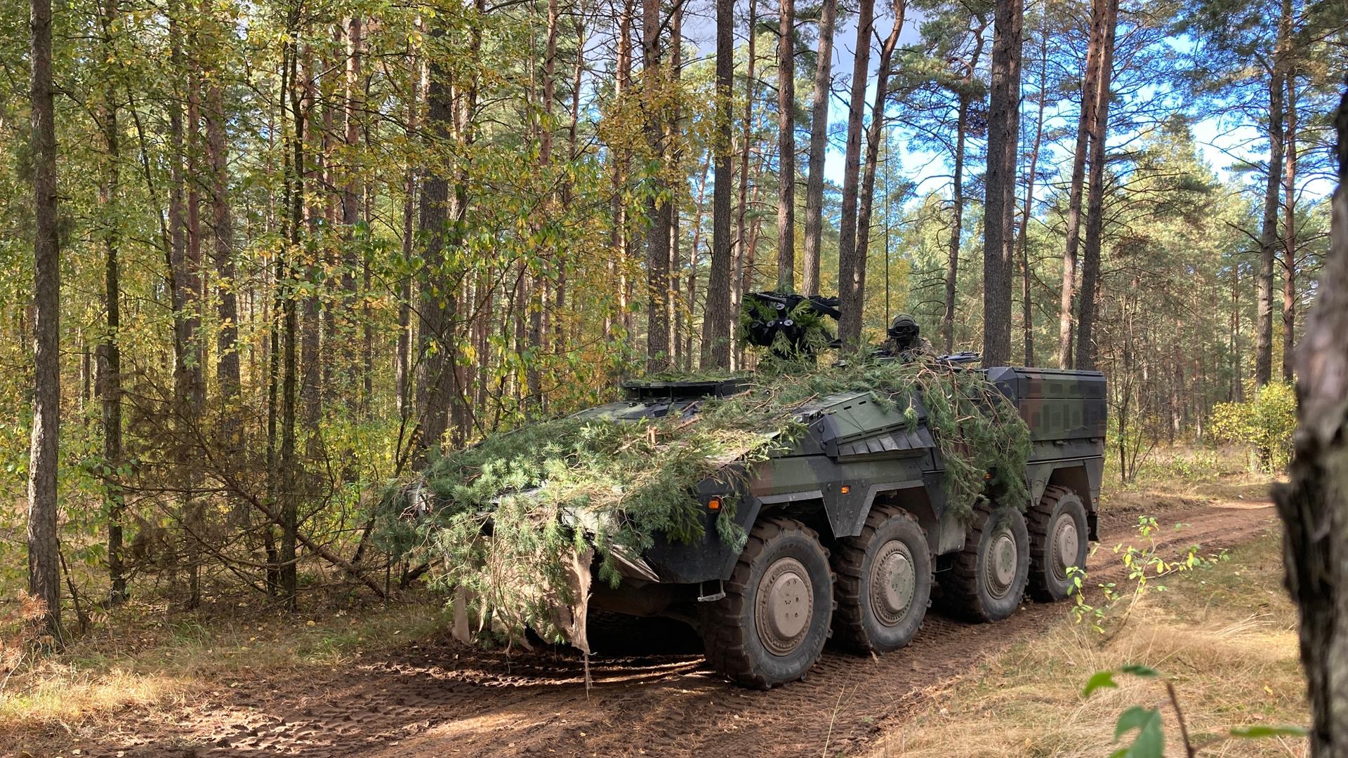 Ein Militär-Fahrzeug von der Bundeswehr bei einer Übung in Litauen 