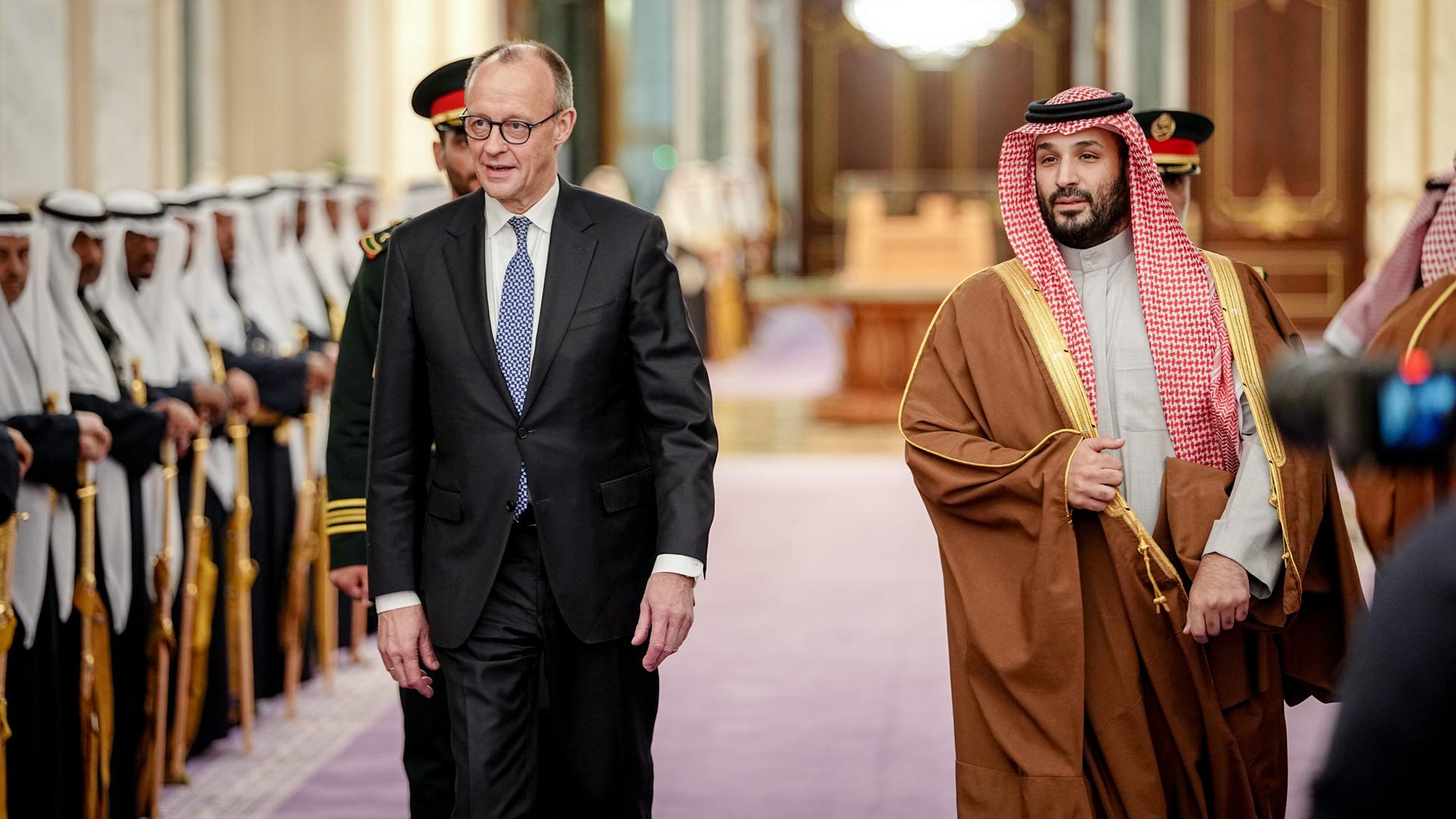 Bundeskanzler Friedrich Merz, CDU (li) wird von Kronprinz Mohammed bin Salman am Yamama Palast empfangen
