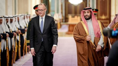 Bundeskanzler Friedrich Merz, CDU (li) wird von Kronprinz Mohammed bin Salman am Yamama Palast empfangen
