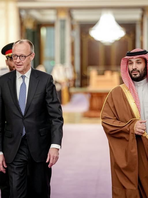 Bundeskanzler Friedrich Merz, CDU (li) wird von Kronprinz Mohammed bin Salman am Yamama Palast empfangen