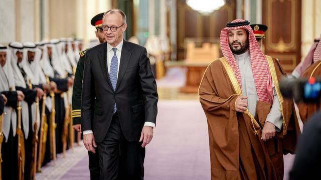 Bundeskanzler Friedrich Merz, CDU (li) wird von Kronprinz Mohammed bin Salman am Yamama Palast empfangen