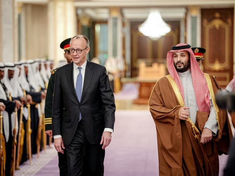 Bundeskanzler Friedrich Merz, CDU (li) wird von Kronprinz Mohammed bin Salman am Yamama Palast empfangen