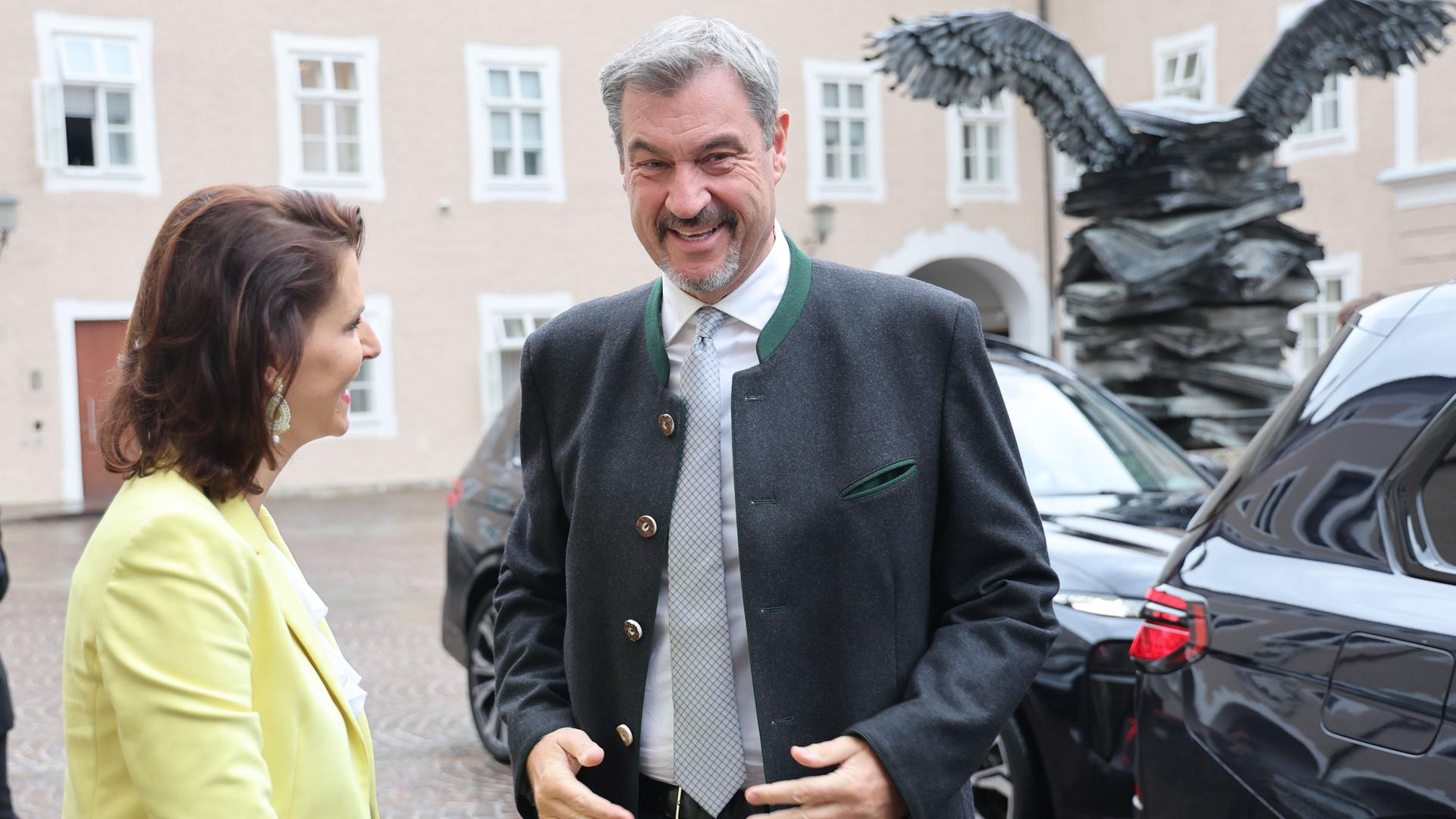 Markus Söder lächelt in die Kamera, neben ihm steht Landeshauptfrau Karoline Edtstadle Markus Söder lächelt in die Kamera, neben ihm steht Landeshauptfrau Karoline Edtstadle