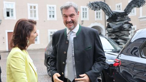Markus Söder lächelt in die Kamera, neben ihm steht Landeshauptfrau Karoline Edtstadle