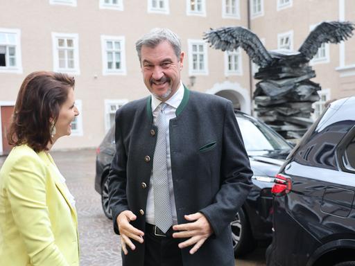 Markus Söder lächelt in die Kamera, neben ihm steht Landeshauptfrau Karoline Edtstadle