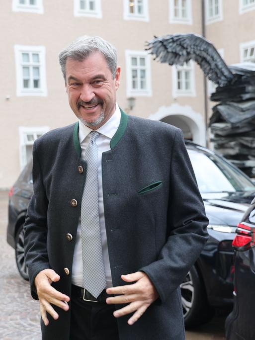 Markus Söder lächelt in die Kamera, neben ihm steht Landeshauptfrau Karoline Edtstadle