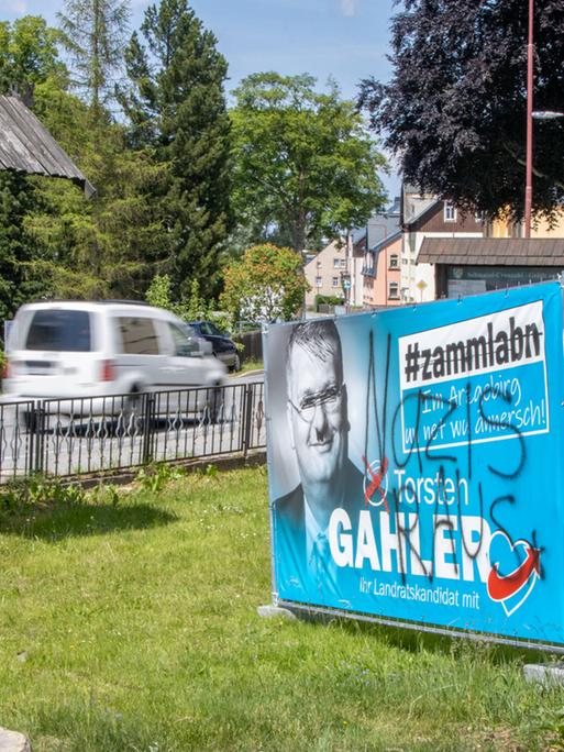 Wahlplakat des AFD-Kandidaten Torsten Gahler im Kreis Erzgebirge. Unbekannte haben das Wahlplakat im Sehmataler Ortsteil Cranzahl beschmiert mit der Losung "Nazis Raus".