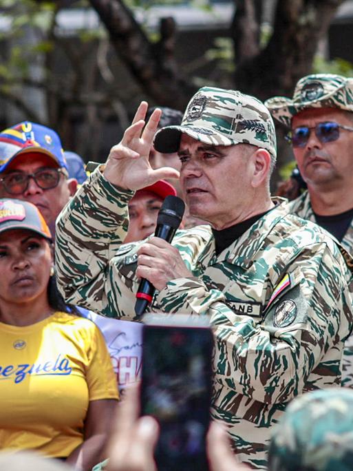 Der venezolanische Verteidigungsminister Vladimir Padrino Lopez, gekleidet in der Uniform der Bolivarischen Miliz, hält eine Rede auf dem Bolivar-Platz in Caracas.