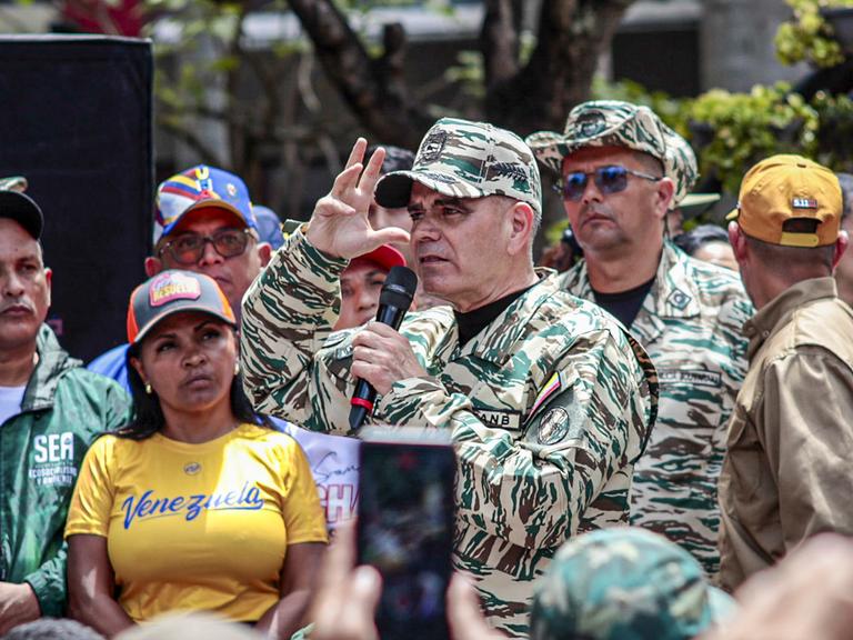 Der venezolanische Verteidigungsminister Vladimir Padrino Lopez, gekleidet in der Uniform der Bolivarischen Miliz, hält eine Rede auf dem Bolivar-Platz in Caracas.