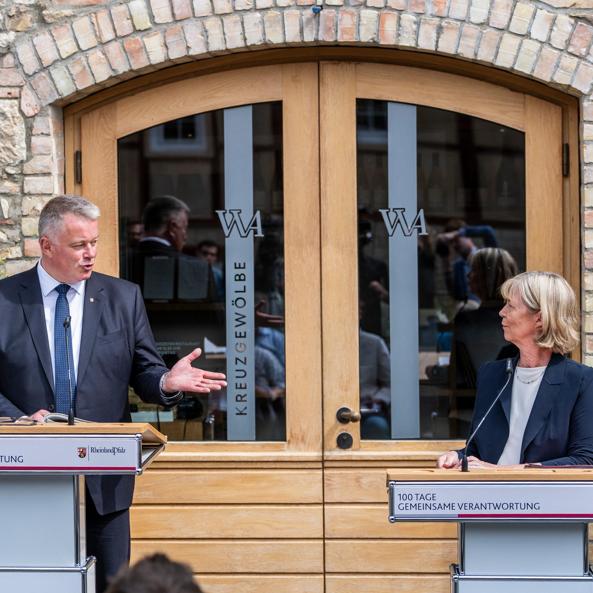 Rheinland-Pfalz, Ingelheim am Rhein: Gordon Schnieder (CDU), Ministerpräsident von Rheinland-Pfalz, und Doris Ahnen (SPD), Finanzministerin von Rheinland-Pfalz, stehen vor den Medienvertretern. 