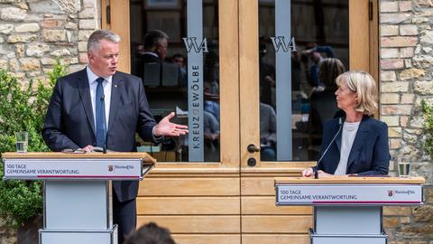 Rheinland-Pfalz, Ingelheim am Rhein: Gordon Schnieder (CDU), Ministerpräsident von Rheinland-Pfalz, und Doris Ahnen (SPD), Finanzministerin von Rheinland-Pfalz, stehen vor den Medienvertretern. 