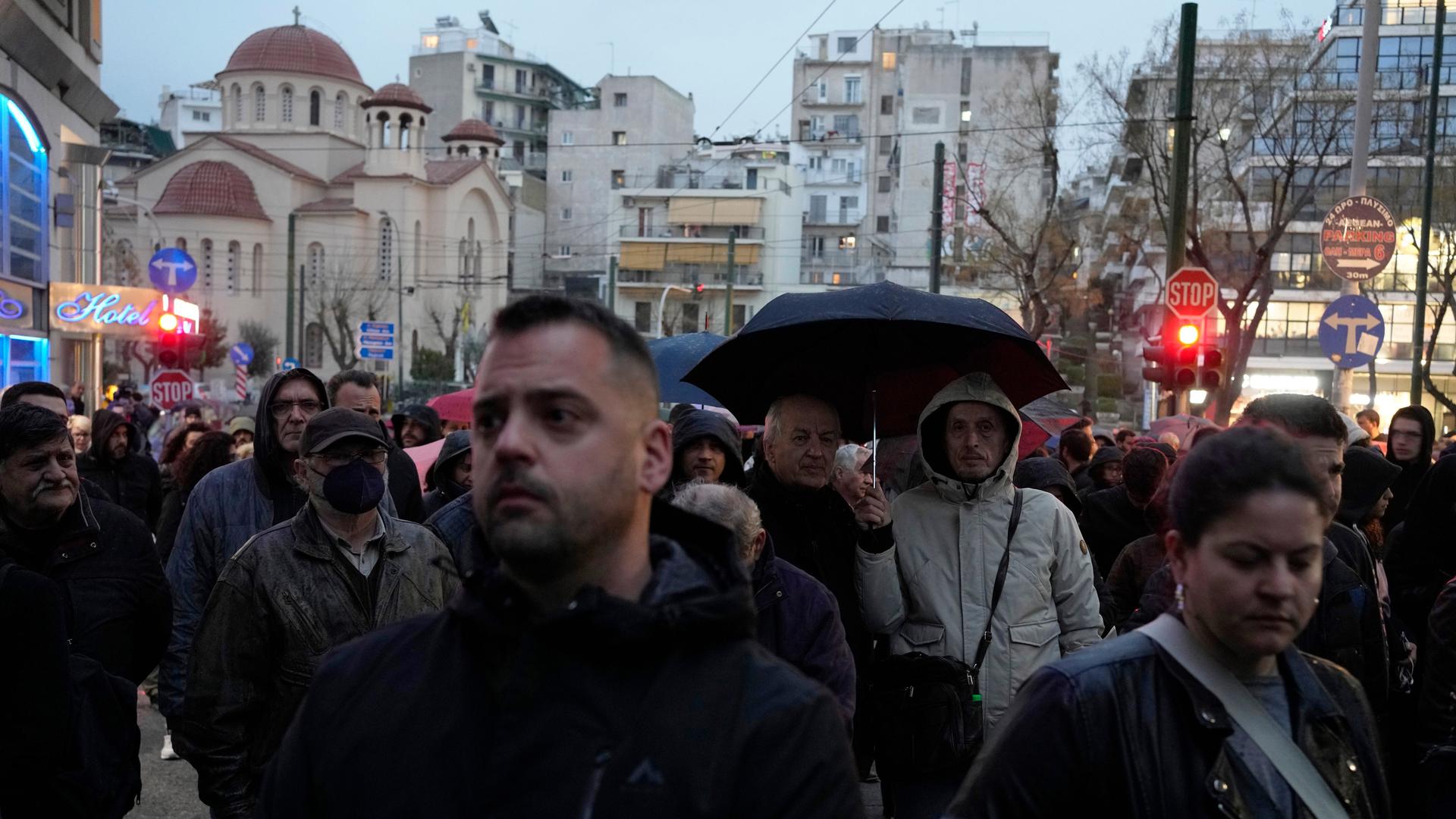 Menschen in Athen legen eine Schweigeminute für die Opfer des Zugunglücks ein.