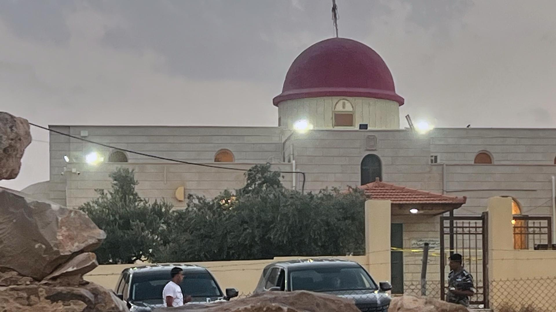 Ein Sicherheitsbeamter steht Wache vor einer griechisch-orthodoxen Kirche in der jordanischen Provinz Karak.