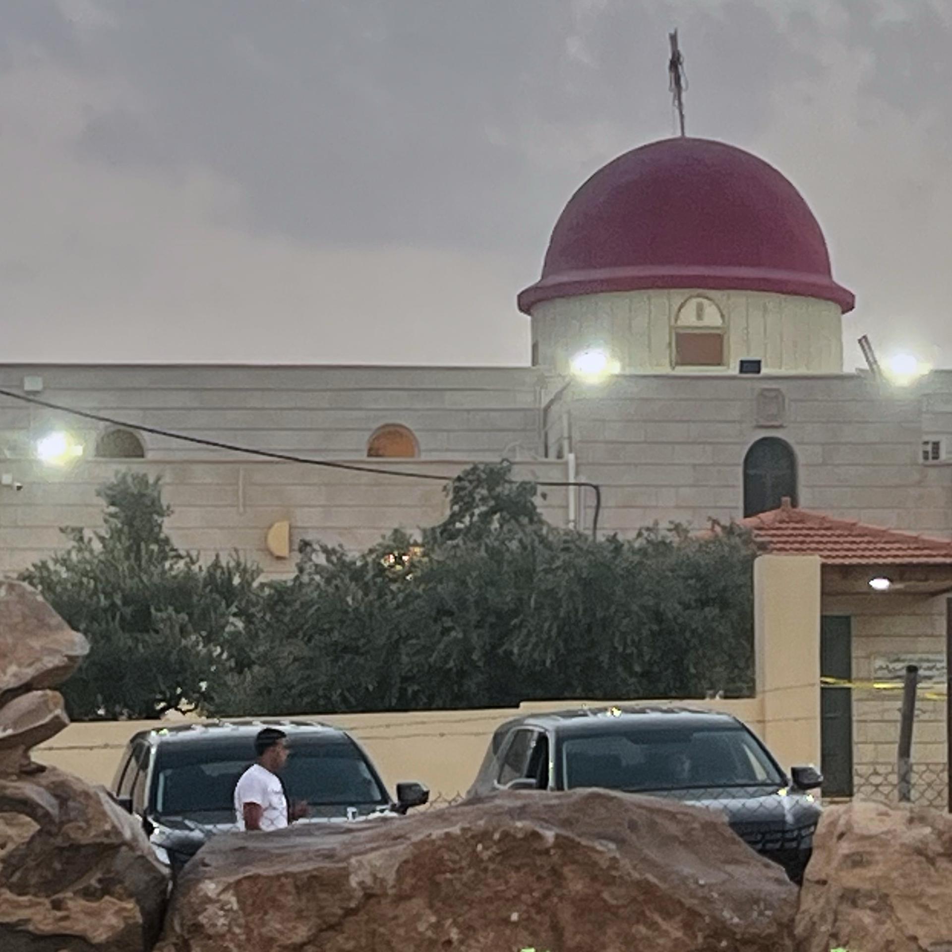 Ein Sicherheitsbeamter steht Wache vor einer griechisch-orthodoxen Kirche in der jordanischen Provinz Karak