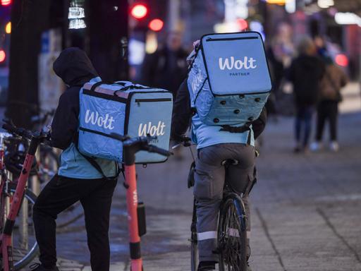 Zwei Lieferanten von "Wolt" steigen auf E-Roller.