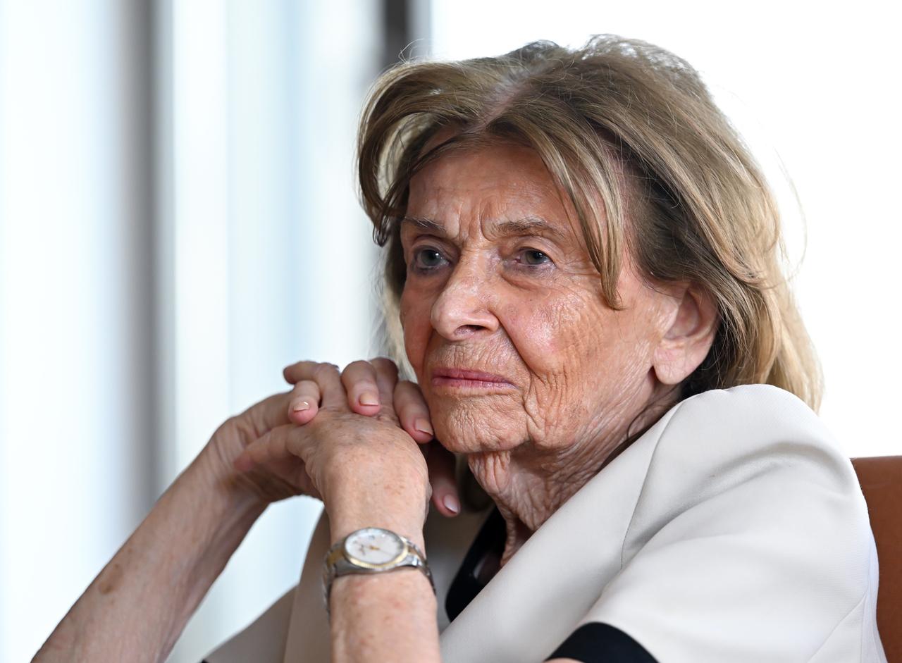 Seitliches Porträt von Charlotte Knobloch, Präsidentin der Israelitischen Kultusgemeinde München und Oberbayern, die ihr Kinn auf beide Hände gestützt hat