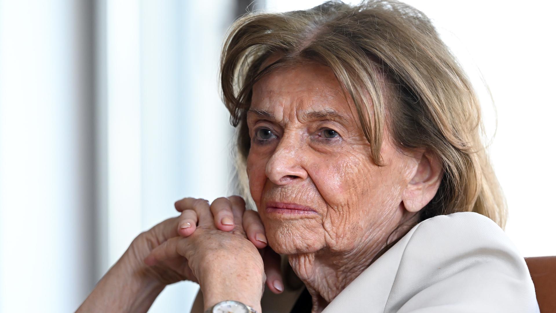 Seitliches Porträt von Charlotte Knobloch, Präsidentin der Israelitischen Kultusgemeinde München und Oberbayern, die ihr Kinn auf beide Hände gestützt hat