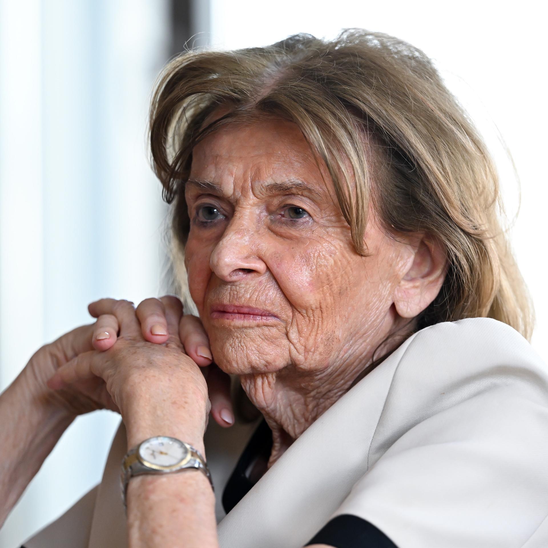 Seitliches Porträt von Charlotte Knobloch, Präsidentin der Israelitischen Kultusgemeinde München und Oberbayern, die ihr Kinn auf beide Hände gestützt hat