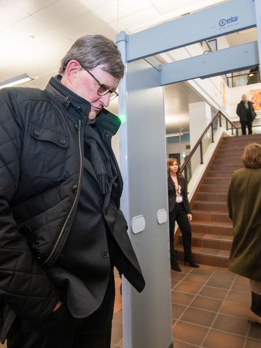 Nordrhein-Westfalen, Köln: Kardinal Rainer Maria Woelki wartet im Foyer des Landgerichts vor der Sicherheitsschleuse. Woelki sollte vor dem Gericht im Rahmen einer Beweisaufnahme vernommen werden.