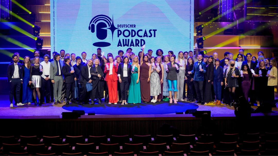 Gruppenfoto der Gewinner und Gewinnerinnen des Deutschen Podcast Awards 2026