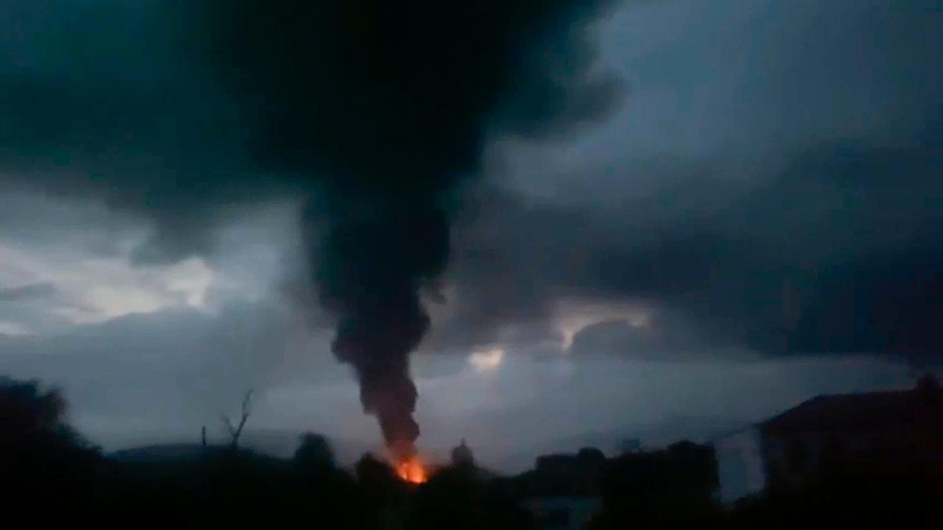 Das Bild zeigt aufsteigenden Rauch nach der Explosion eines Tanklagers in der Nähe von Stepanakert, Berg-Karabach.