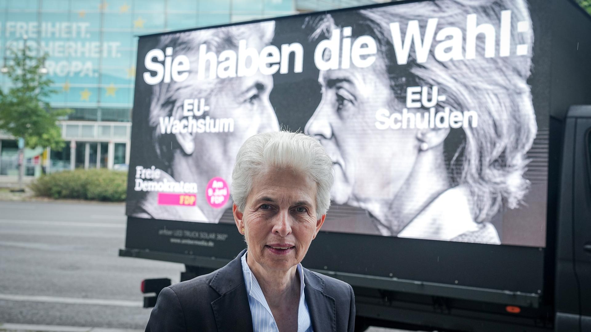 Marie-Agnes Strack-Zimmermann, FDP-Bundestagsabgeordnete und FDP-Spitzenkandidatin für die EU-Wahl, stellt vor der CDU-Parteizentrale, dem Konrad-Adenauer-Haus, ein Wahlplakat mit der Unions-Spitzenkandidatin von der Leyen vor.