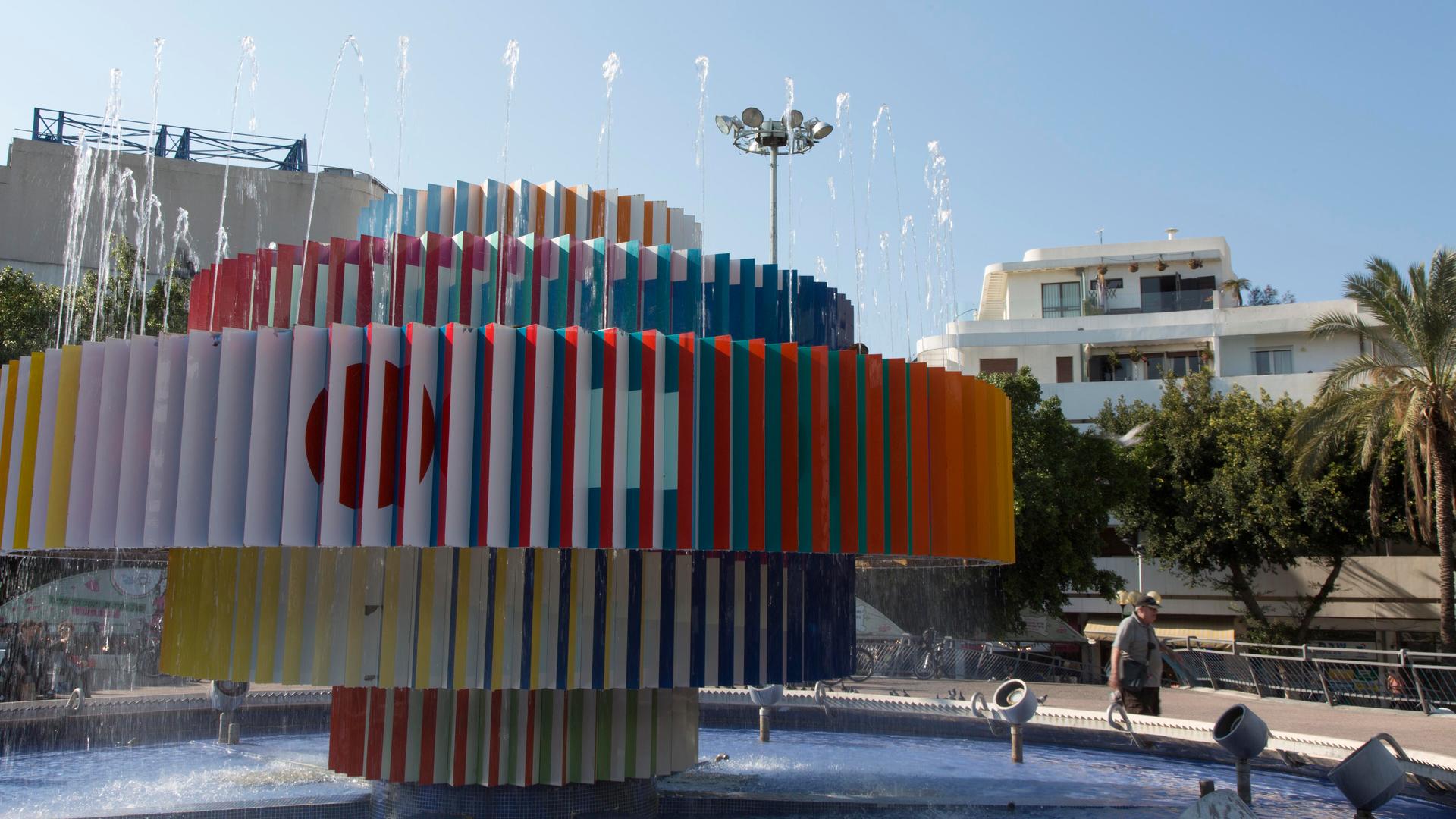 Für den Dizengoff-Platz in Tel-Aviv entwarf Yakoff Agam einen unwirklichen Springbrunnen, der Wasser und Feuer vereint. Für den Dizengoff-Platz in Tel-Aviv entwarf Yakoff Agam einen unwirklichen Springbrunnen, der Wasser und Feuer vereint.