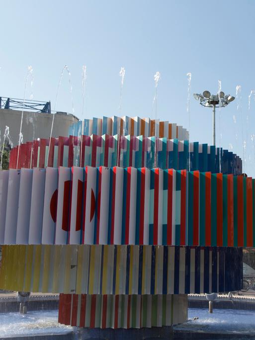 Für den Dizengoff-Platz in Tel-Aviv entwarf Yakoff Agam einen unwirklichen Springbrunnen, der Wasser und Feuer vereint.