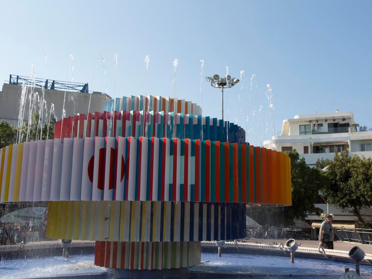 Für den Dizengoff-Platz in Tel-Aviv entwarf Yakoff Agam einen unwirklichen Springbrunnen, der Wasser und Feuer vereint.