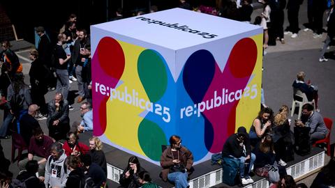 re:publica, Teilnehmer vor Logo auf der Re:publica 25 2025 und Jugendmesse Tincon Kongress unter dem Motto Generation XYZ im Eventzentrum Station in Berlin Deutschland.