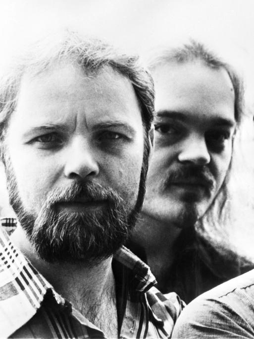 Gerulf Pannach, Christian Kunert, Wolf Biermann und Jürgen Fuchs auf einem historischen Foto von 1977. Sie lächeln in die Kamera. Gerulf Pannach, Christian Kunert, Wolf Biermann und Jürgen Fuchs auf einem historischen Foto von 1977. Sie lächeln in die Kamera.