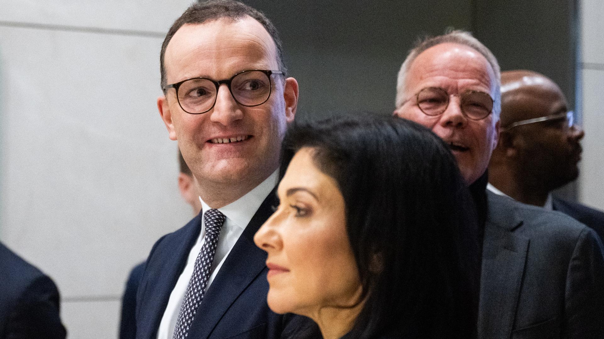 Jens Spahn, Katherina Reiche und Matthias Miersch nach einem Pressestatement zum Gebäudeenergiegesetz im Bundestag.