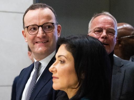 Jens Spahn, Katherina Reiche und Matthias Miersch nach einem Pressestatement zum Gebäudeenergiegesetz im Bundestag.