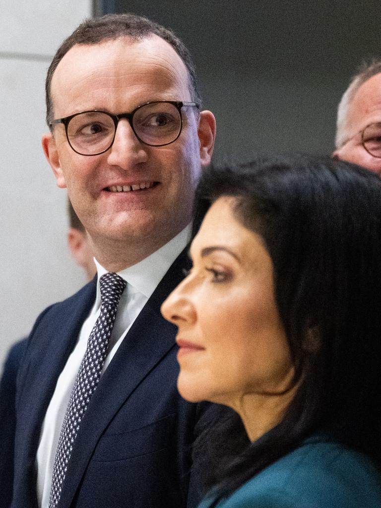 Jens Spahn, Katherina Reiche und Matthias Miersch nach einem Pressestatement zum Gebäudeenergiegesetz im Bundestag.