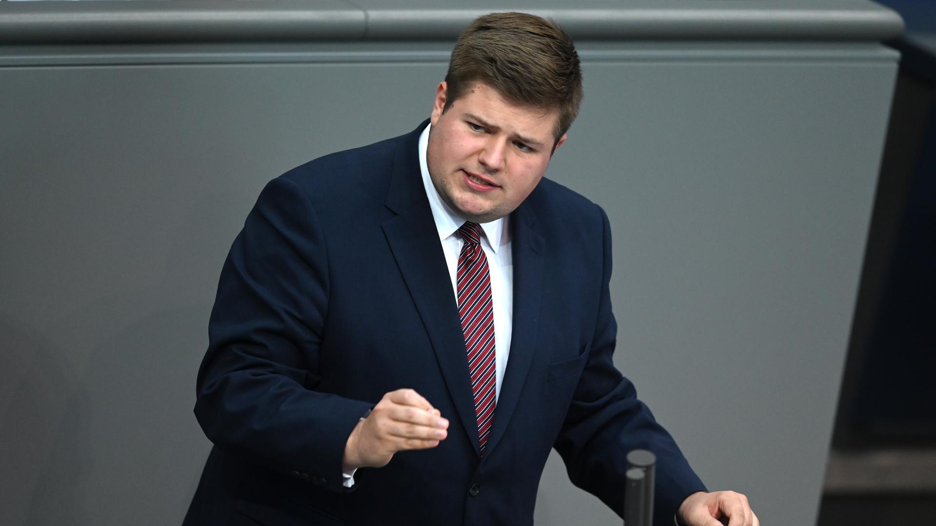 Johannes Volkmann (CDU) spricht in der Aktuellen Stunde im Plenarsaal im Bundestag und gestikuliert.