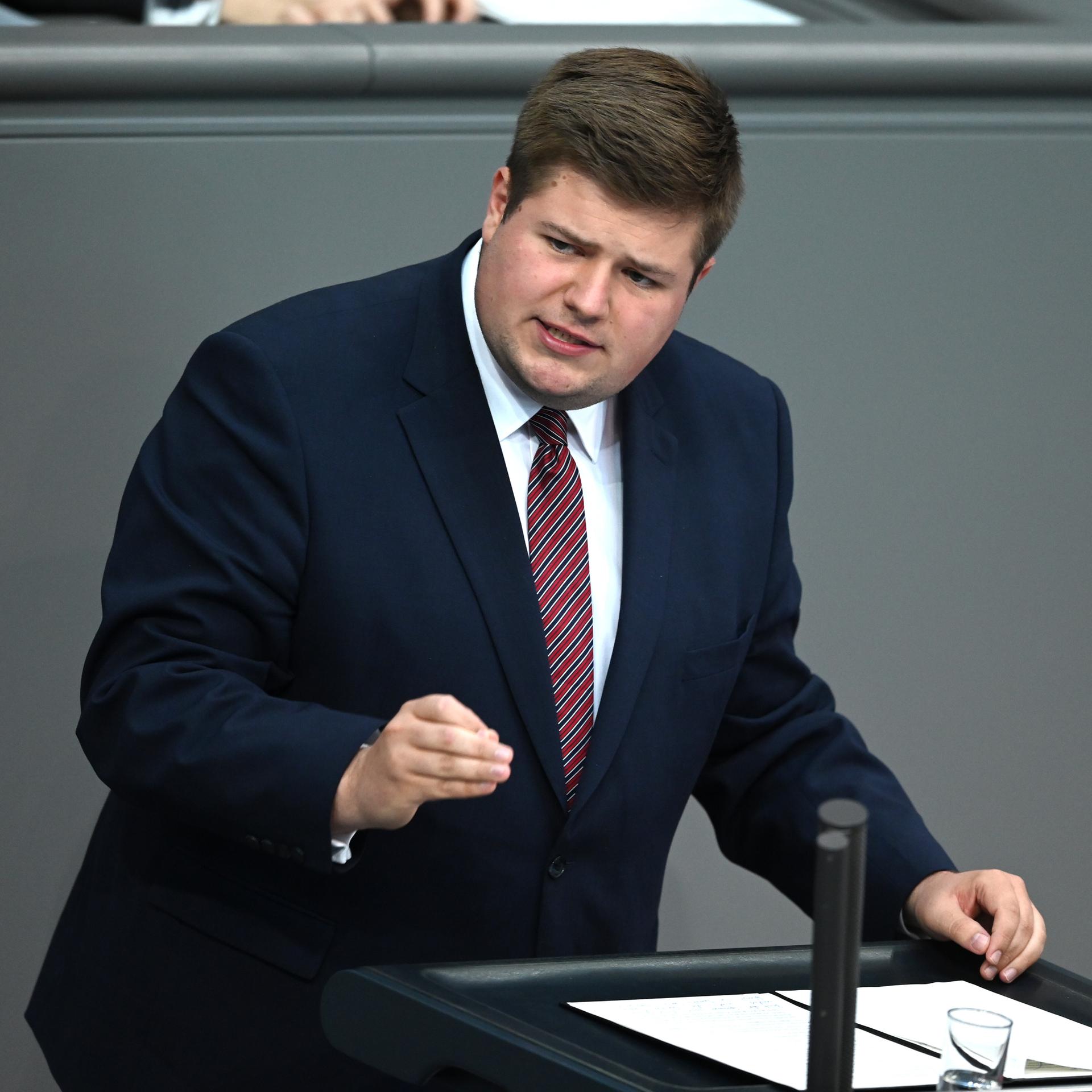 Johannes Volkmann (CDU) spricht in der Aktuellen Stunde im Plenarsaal im Bundestag und gestikuliert.