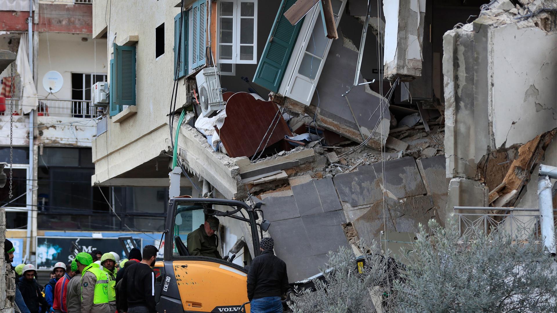 Helfer durchsuchen Trümmer in einem Haus im LIbanon nach einem israelischen Luftangriff.