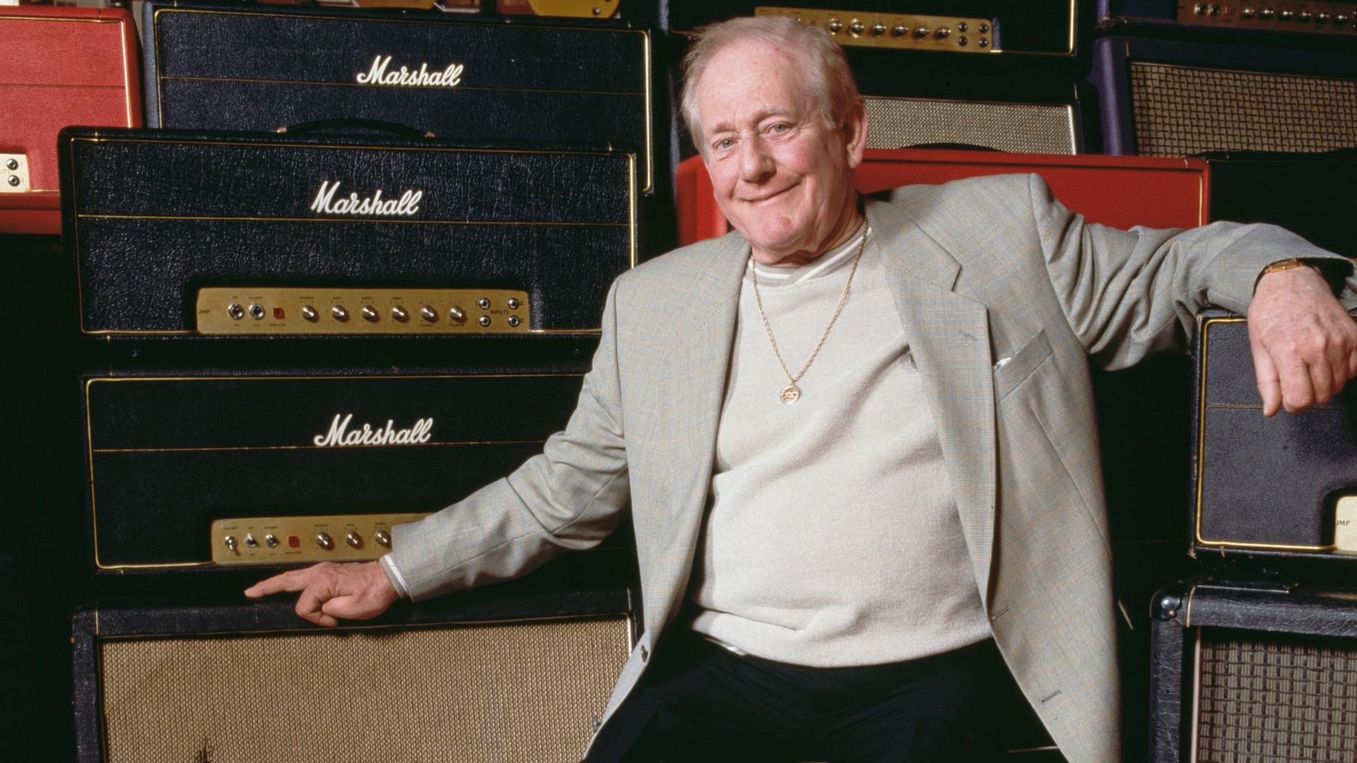 Der englische Geschäftsmann und Gründer von Marshall Amplification, Jim Marshall mit einer Auswahl seiner Verstärker, Los Angeles, Kalifornien, 2000.