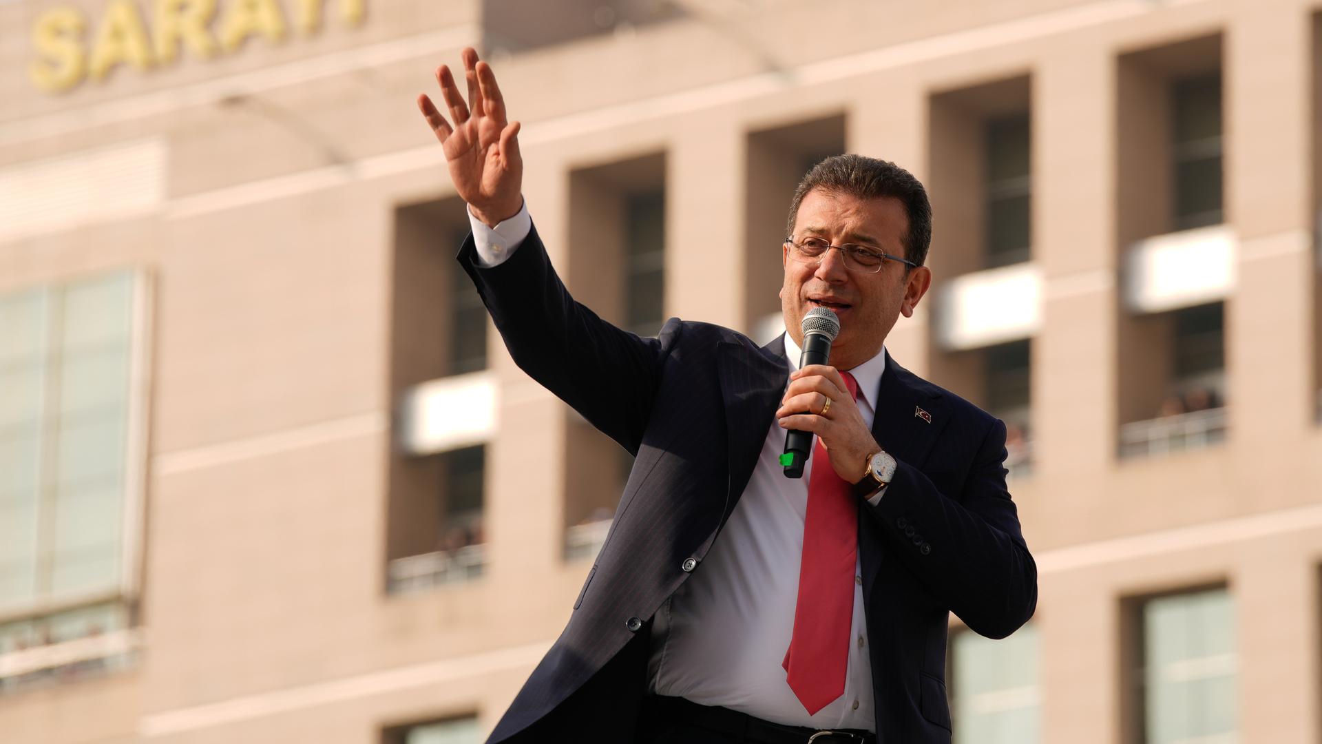Der ehemalige Bürgermeister Istanbuls, Ekrem Imamoglu, spricht zu seinen Anhängern vor dem Istanbuler Gerichtsgebäude. 