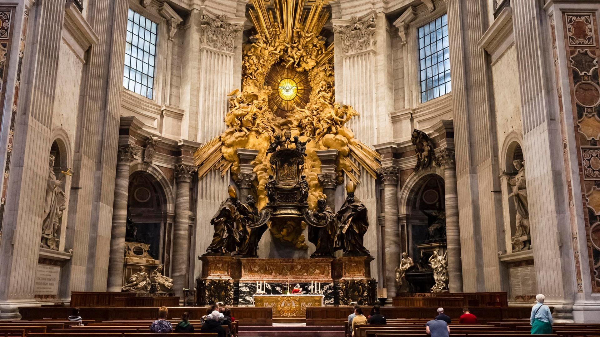 Gläubige im Chor vor Cathedra Petri von Bernini, Basilika Sankt Peter, Petersdom, Vatikanstadt, Vatikan, Rom, Latium, Italien, Europa