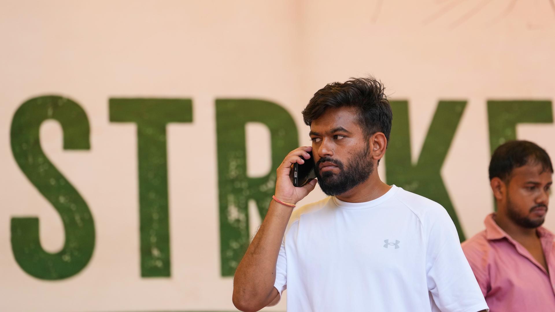 Abhijeet Dipke, der Gründer der indischen Kakerlaken-Partei telefoniert mit einem Handy. Abhijeet Dipke, der Gründer der indischen Kakerlaken-Partei telefoniert mit einem Handy.
