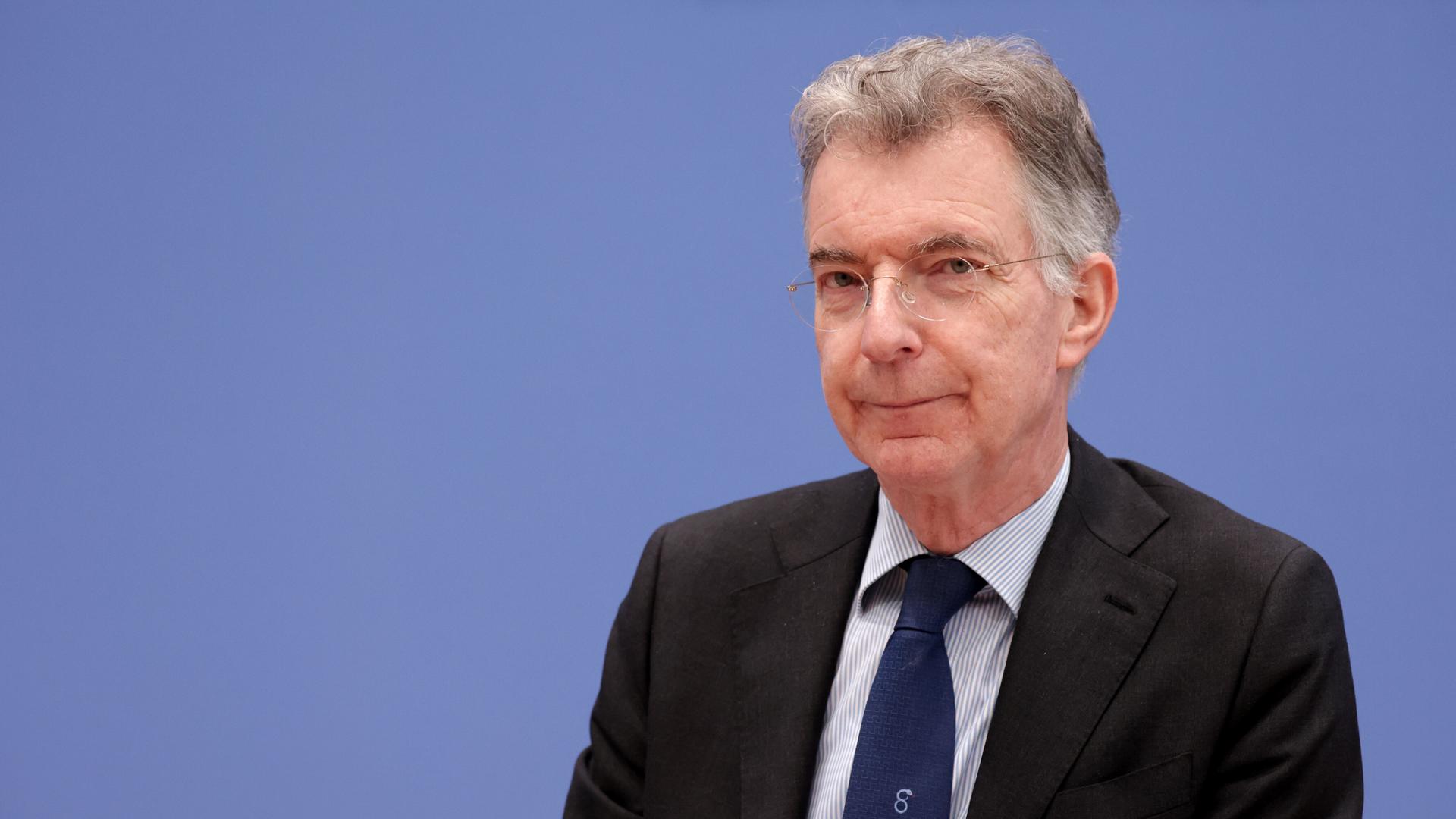 Der Diplomat Christoph Heusgen im Portrait, in Anzug und Krawatte. 
