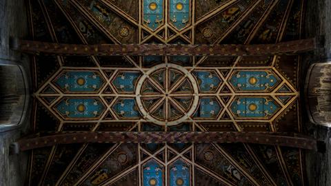 Im Deckengewölben der Kathedrale von St. David fügen sich die einzelnen geometrischen Figuren und Verzierungen sich zu einem großen blauen Kreuz zusammen.
