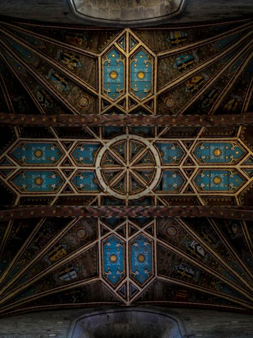 Im Deckengewölben der Kathedrale von St. David fügen sich die einzelnen geometrischen Figuren und Verzierungen sich zu einem großen blauen Kreuz zusammen.
