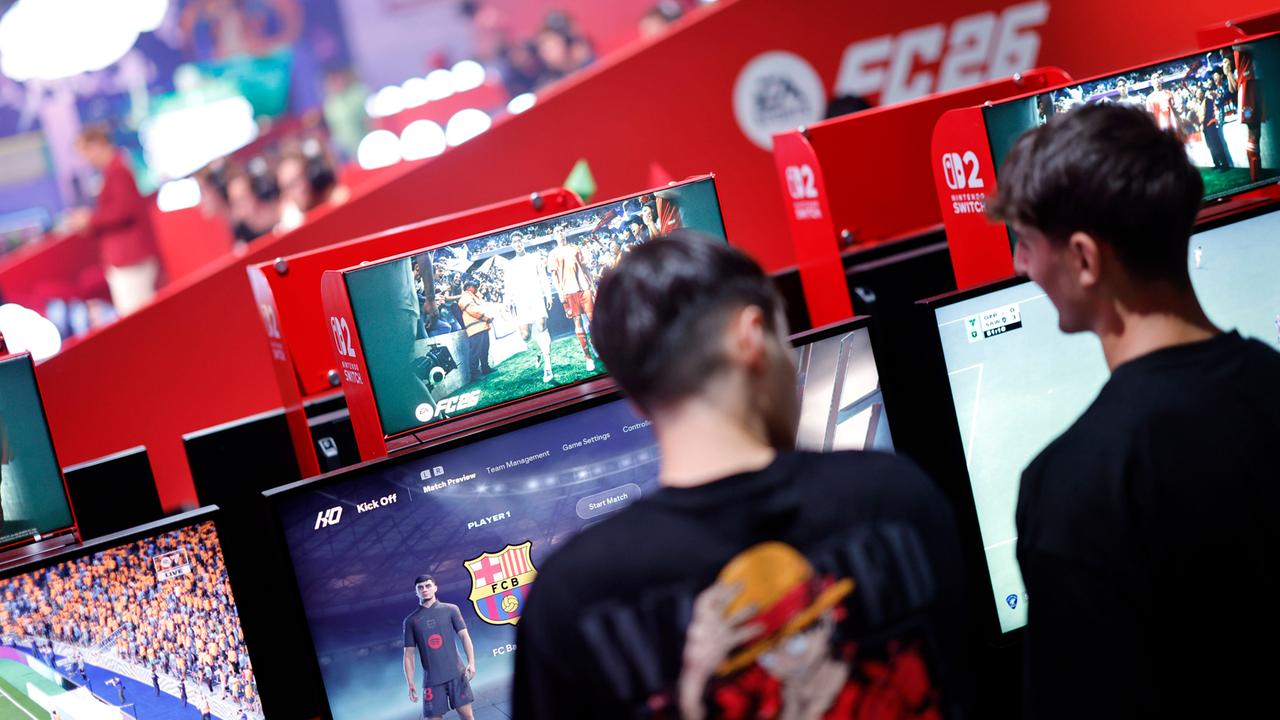 Gamer spielen EA Sports FC 26 auf der weltgrößten Computerspielmesse Gamescom 2025 in Köln.