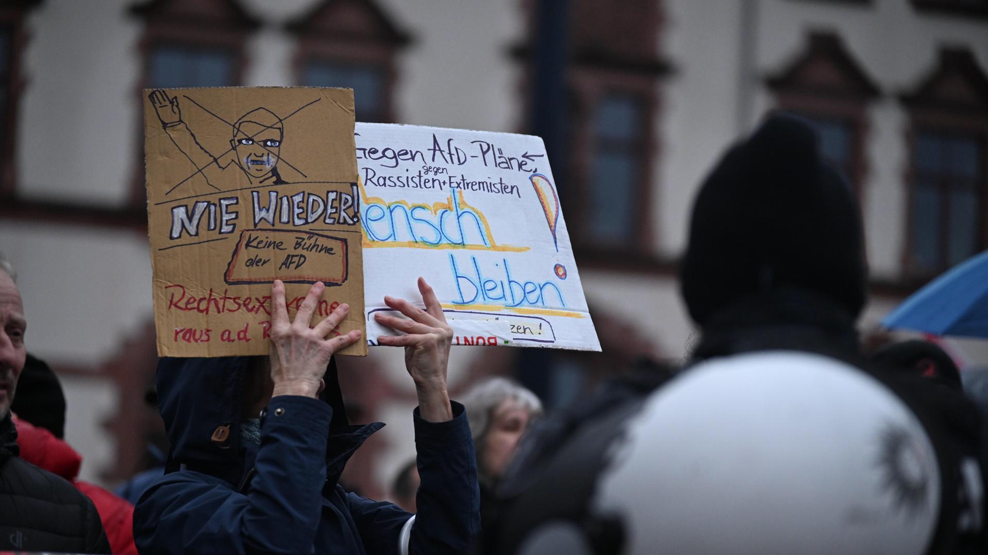 Demonstranten protestieren vor dem Dortmunder Rathaus gegen eine Rede des Thüringer AfD-Chefs Höcke. 